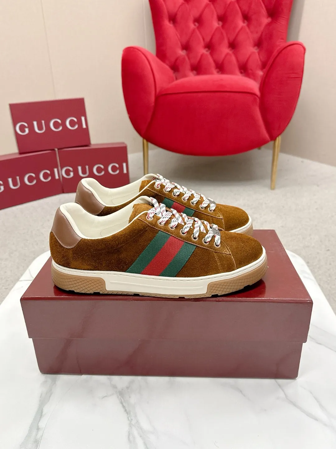 Factory price: 460💰Gucci Gucci's latest ACE series casual sports shoes, the same style as all the stars, classic brown canvas + leather stitching, the red and green stripes on the side are very recognizable. Perfect shoe last, perfect for daily casual wear, super beautiful and comfortable on the feet, a must-have for fashionistas 💯 ☑️Material: Original customized imported first-layer cowhide ☑️Inner lining: Customized imported cowhide ☑️Outsole: Original molded non-slip TPU sole ☑️Sole thickness: 2.5cm ☑️Size: Men's 38-44, customized 45